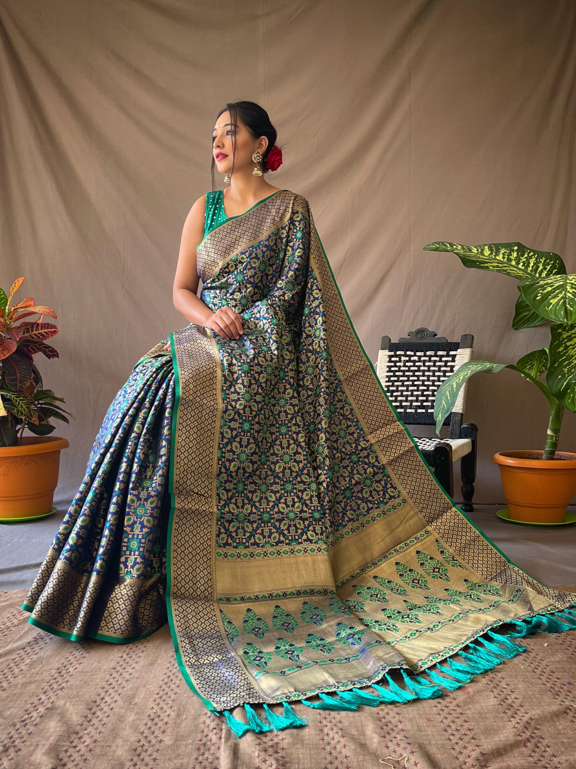 Blue & Gold-Toned Floral Woven Design Zari Saree With Unstitched Blouse