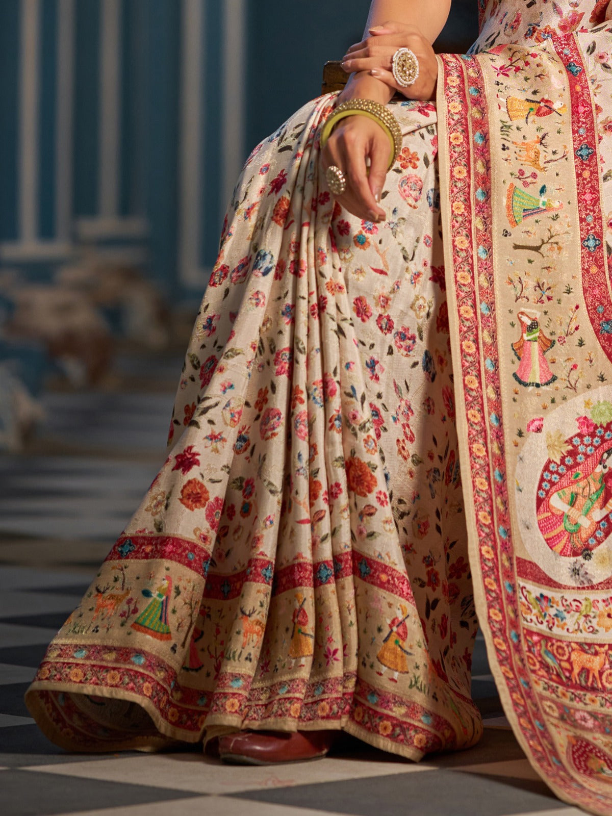 Off-White Viscose Dolla Silk Saree With Silk Unstitched Blouse Piece