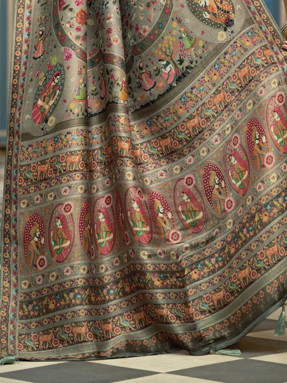 Dusty Olive Viscose Dolla Silk Saree With Silk Unstitched Blouse Piece