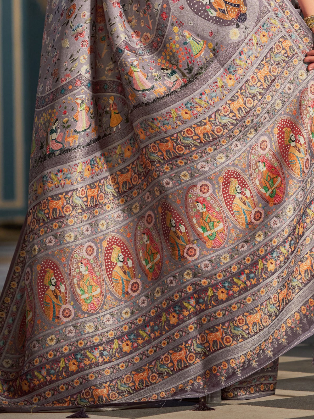 Lavender Grey Viscose Dolla Silk Saree With Silk Unstitched Blouse Piece