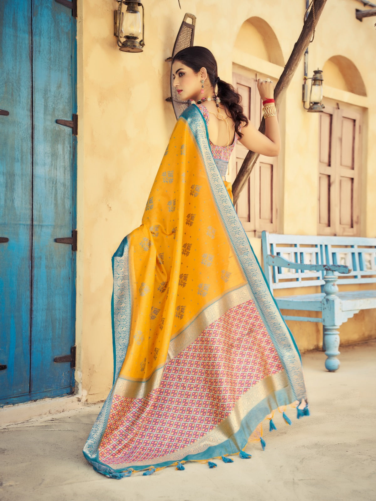 Yellow Raw Silk Saree With Silk Unstitched Blouse Piece